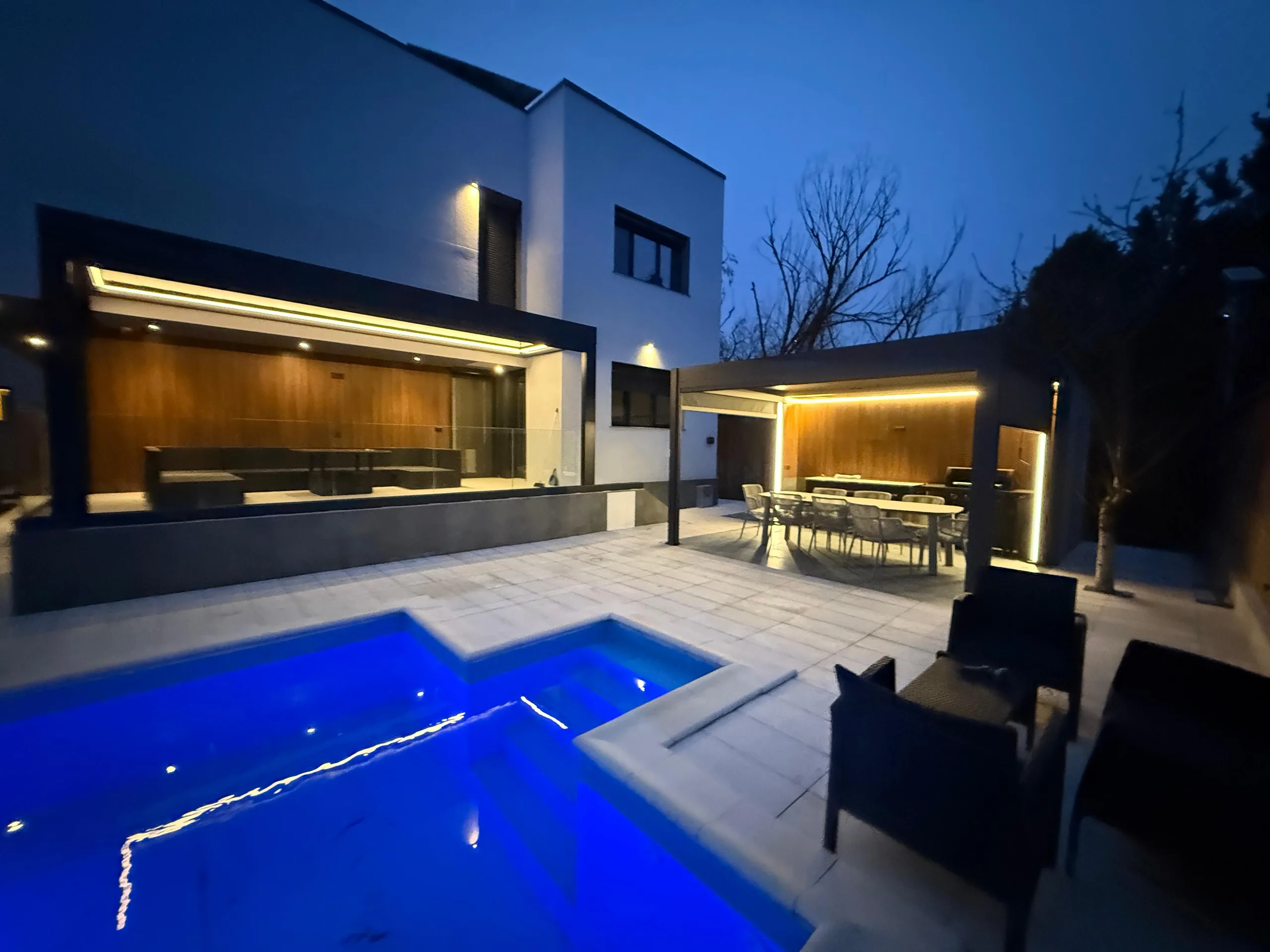 Vilă modernă la ora albastră, cu piscină iluminată și pergolă din aluminiu antracit cu LED integrat