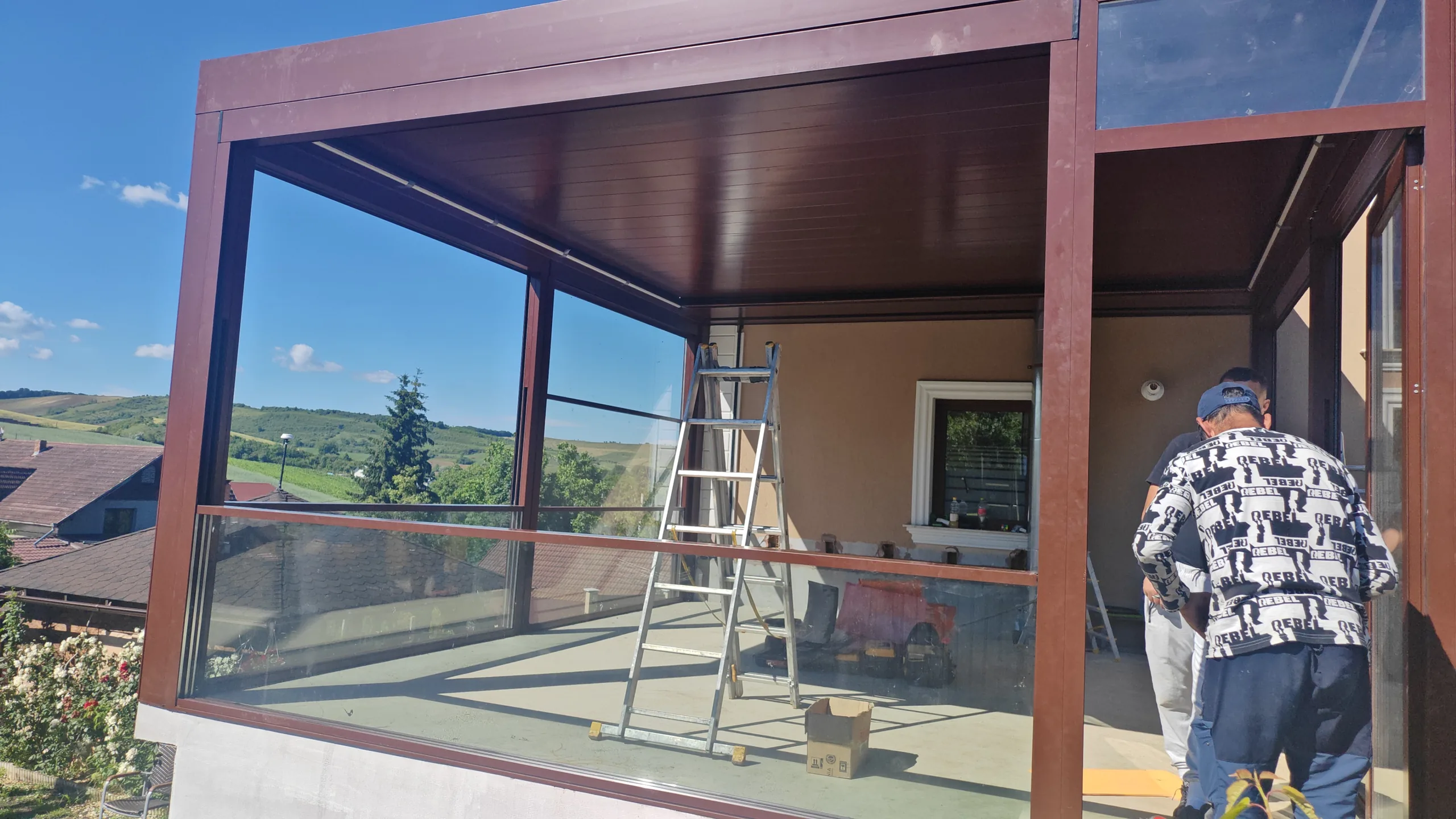 Închidere de terasă cu profile de aluminiu și panouri mari de sticlă glisantă