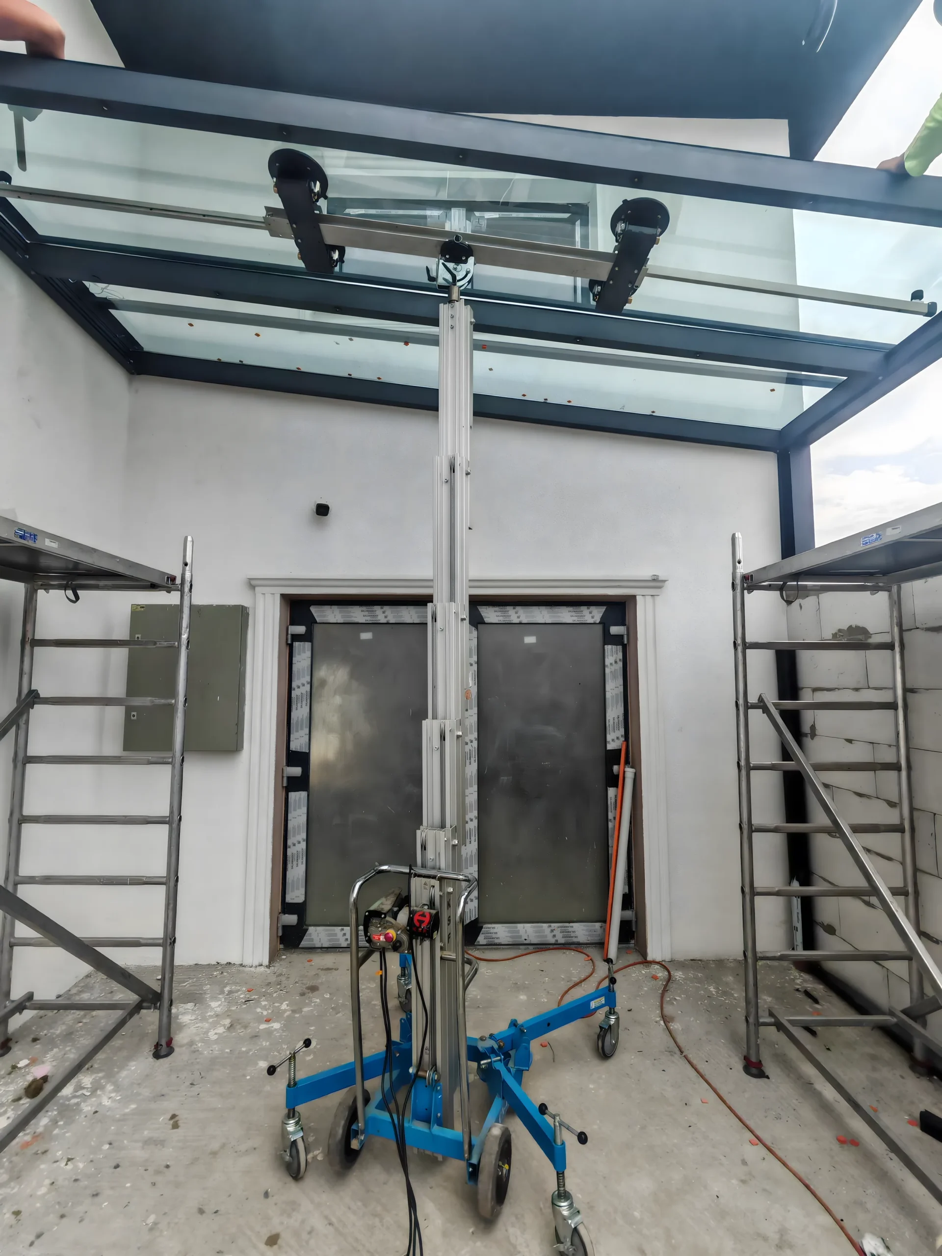 Montaj de panouri din sticlă la o copertină cu structură de aluminiu, cu elevator și ventuze de vid